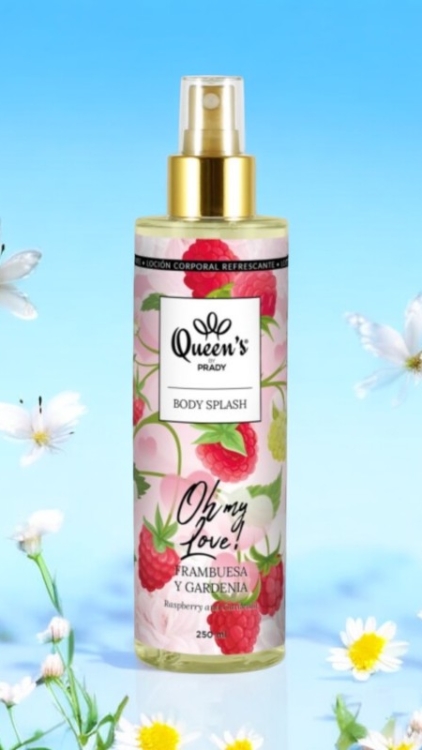Vaporisateur corporel Brume Oh my love au motif framboise et floral, placé parmi des fleurs, des papillons et un ciel bleu vif. Mode Grande taille