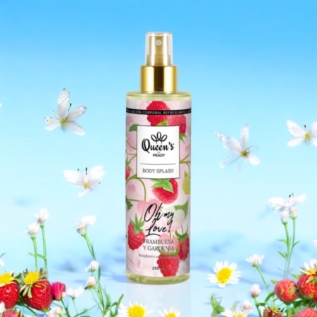Vaporisateur corporel Brume Oh my love au motif framboise et floral, placé parmi des fleurs, des papillons et un ciel bleu vif. Mode Grande taille