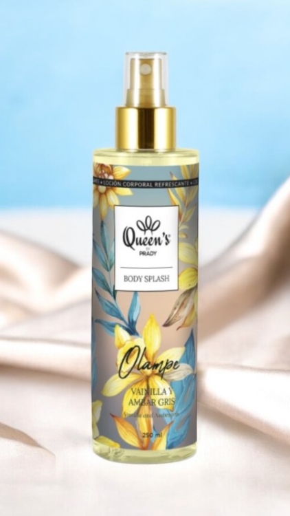 Une bouteille de lotion corporelle Queen's Peach repose sur un tissu satiné beige avec un fond bleu doux. Mode Grande taille