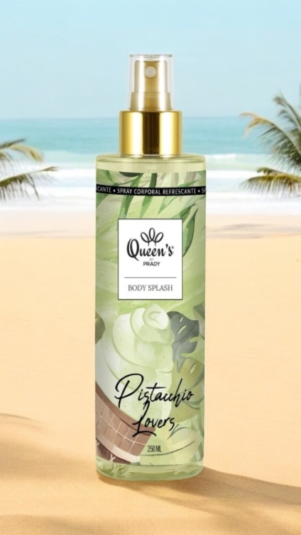 Une bouteille de Brume Pistache Body Splash repose sur une plage de sable, avec des palmiers et l'océan en arrière-plan. Mode Grande taille