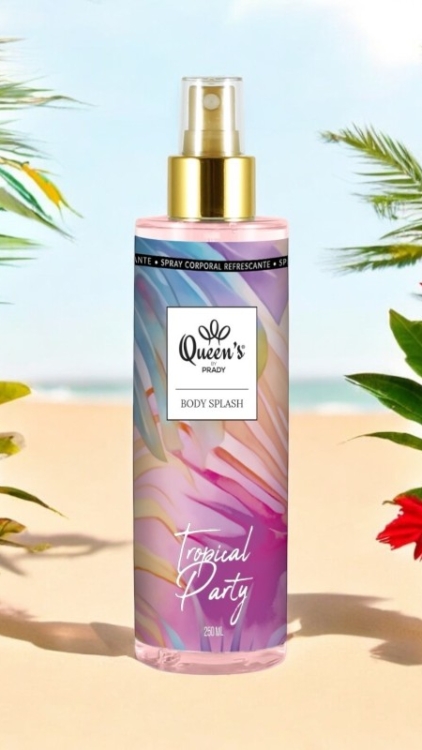 Une bouteille de spray corporel Brume Tropical Party sur une plage entourée de feuilles de palmier et de fleurs. Mode Grande taille