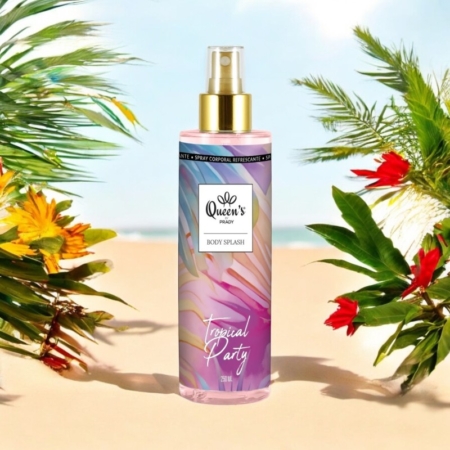 Une bouteille de spray corporel Brume Tropical Party sur une plage entourée de feuilles de palmier et de fleurs. Mode Grande taille
