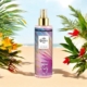 Une bouteille de spray corporel Brume Tropical Party sur une plage entourée de feuilles de palmier et de fleurs. Mode Grande taille