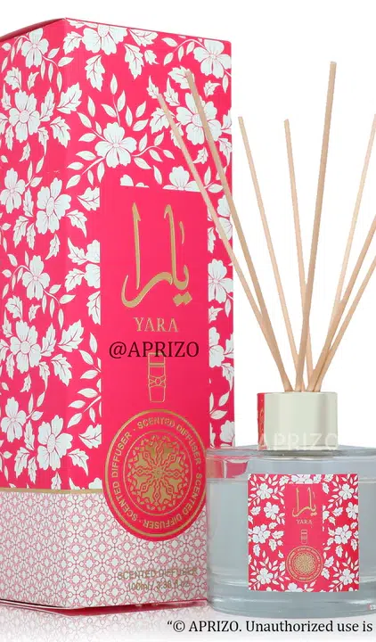 Une boîte rose à motifs floraux et un flacon diffuseur assorti avec des roseaux, étiqueté « Diffuseur Yara Candy ». Mode Grande taille