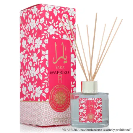 Une boîte rose à motifs floraux et un flacon diffuseur assorti avec des roseaux, étiqueté « Diffuseur Yara Candy ». Mode Grande taille