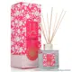 Une boîte rose à motifs floraux et un flacon diffuseur assorti avec des roseaux, étiqueté « Diffuseur Yara Candy ». Mode Grande taille