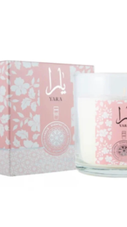 Une bougie blanche dans un pot en verre, emballée dans une boîte florale rose, étiquetée « Bougie Yara rose » en anglais et en arabe. Mode Grande taille