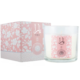 Une bougie blanche dans un pot en verre, emballée dans une boîte florale rose, étiquetée « Bougie Yara rose » en anglais et en arabe. Mode Grande taille