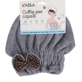 Le Bonnet Serviette Cheveux Ultra-Absorbant est un bonnet de séchage gris avec un nœud marron ; son emballage présente une femme dans une serviette et le texte "Cuffia per capelli". Mode Grande taille