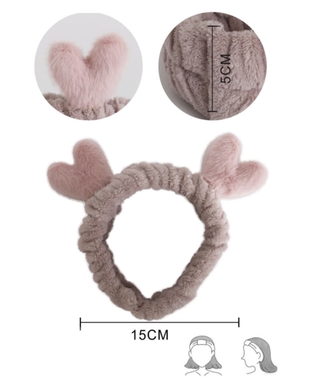 Le Bonnet Serviette Cheveux Ultra-Absorbant est un bandeau rose duveteux avec deux oreilles en forme de cœur, mesurant 5 cm de haut et 15 cm de large, présenté sur les têtes illustrées. Mode Grande taille