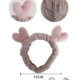 Le Bonnet Serviette Cheveux Ultra-Absorbant est un bandeau rose duveteux avec deux oreilles en forme de cœur, mesurant 5 cm de haut et 15 cm de large, présenté sur les têtes illustrées. Mode Grande taille