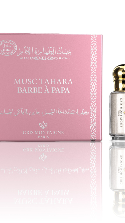 Une boîte rose étiquetée "Musc Tahara Barbe à Papa" est posée à côté d'un petit flacon en verre de la même fragrance, surmonté d'un bouchon doré. Mode Grande taille