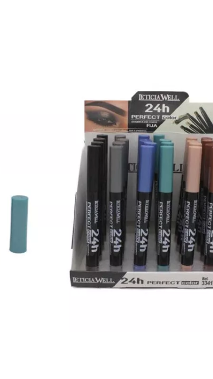 Six bâtons de fards à paupières en crayon Ombre à paupières avec capuchon dans une boîte de présentation, plus un bâton bleu ouvert avec son capuchon à côté. Mode Grande taille