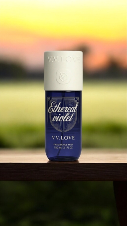 Un flacon de brume de parfum Ethereal Violet V.V. Love sur une surface en bois avec un arrière-plan flou en extérieur. Mode Grande taille