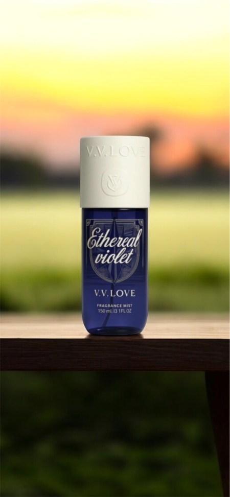 Un flacon de brume de parfum Ethereal Violet V.V. Love sur une surface en bois avec un arrière-plan flou en extérieur. Mode Grande taille
