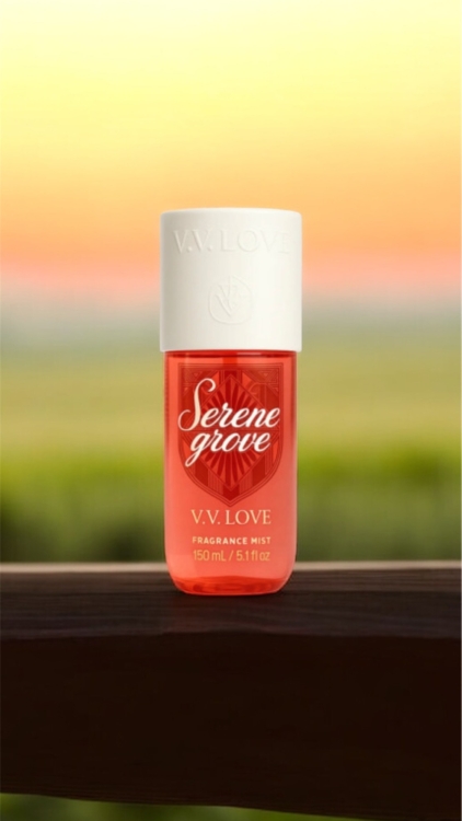 Une bouteille de brume de parfum Serene Grove V.V. Love sur une surface en bois avec un arrière-plan flou de coucher de soleil en extérieur. Mode Grande taille
