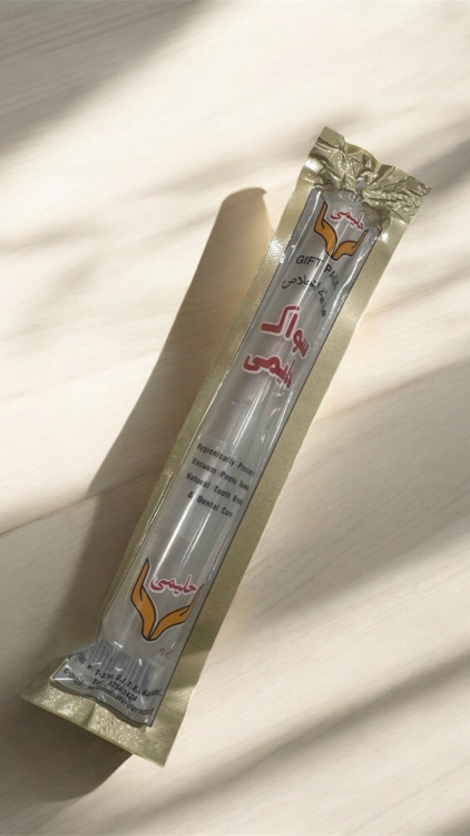 Un emballage de Siwak avec son Étui - Hygiène Dentaire Naturelle est placé sur une surface en bois clair avec des ombres légères. Mode Grande taille