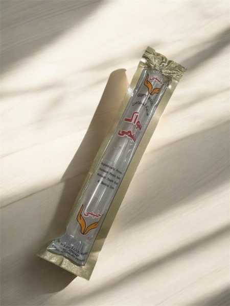 Un emballage de Siwak avec son Étui - Hygiène Dentaire Naturelle est placé sur une surface en bois clair avec des ombres légères. Mode Grande taille