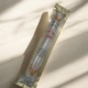 Un emballage de Siwak avec son Étui - Hygiène Dentaire Naturelle est placé sur une surface en bois clair avec des ombres légères. Mode Grande taille