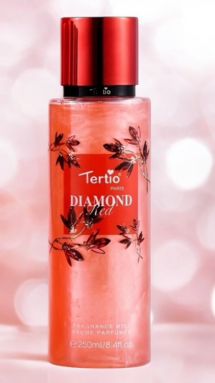 Un flacon de parfum Brume rose avec un bouchon rouge et un motif floral se détache sur un fond rose flou. Mode Grande taille