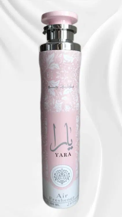 Un spray « Air freshner Yara rose » rose et blanc avec des motifs floraux et un texte arabe est présenté sur un fond blanc. Mode Grande taille