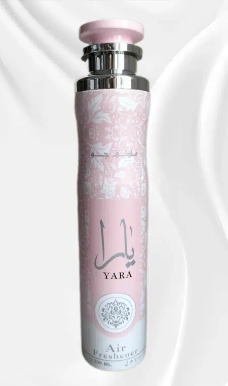 Un spray « Air freshner Yara rose » rose et blanc avec des motifs floraux et un texte arabe est présenté sur un fond blanc. Mode Grande taille
