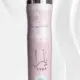 Un spray « Air freshner Yara rose » rose et blanc avec des motifs floraux et un texte arabe est présenté sur un fond blanc. Mode Grande taille