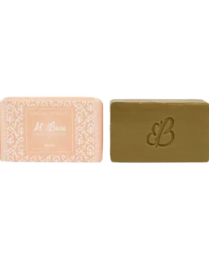 Deux savonnettes Savon d'Alep Parfumé 100g Musc - Al Bara en vert olive : l'une enveloppée d'une étiquette rose à motifs, l'autre embossée d'un "LB" stylisé. Mode Grande taille