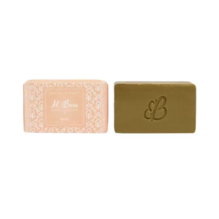 Deux savonnettes Savon d'Alep Parfumé 100g Musc - Al Bara en vert olive : l'une enveloppée d'une étiquette rose à motifs, l'autre embossée d'un "LB" stylisé. Mode Grande taille