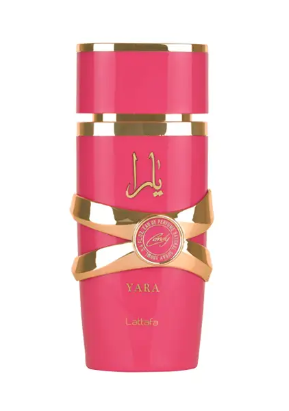 Un flacon de 100 ml de Parfum Yara Candy de Lattafa en rose et or, avec une écriture arabe et un sceau décoratif sur le devant. Mode Grande taille