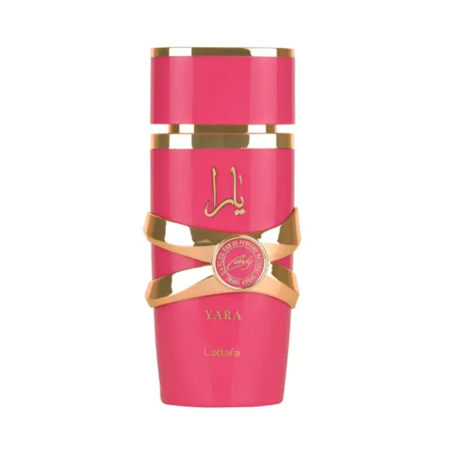 Un flacon de 100 ml de Parfum Yara Candy de Lattafa en rose et or, avec une écriture arabe et un sceau décoratif sur le devant. Mode Grande taille
