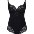 Body allure noir : body en dentelle noire avec des motifs floraux transparents et des armatures de soutien, sur fond blanc. Mode Grande taille