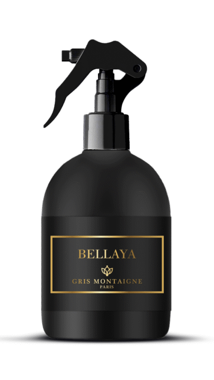 Un flacon pulvérisateur noir étiqueté "Désodorisant Textile Bellaya - Gris Montaigne Paris 250ml" avec une étiquette bordée d'or. Mode Grande taille