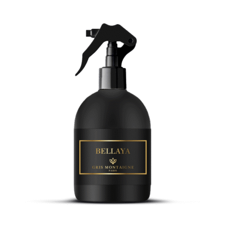 Un flacon pulvérisateur noir étiqueté "Désodorisant Textile Bellaya - Gris Montaigne Paris 250ml" avec une étiquette bordée d'or. Mode Grande taille