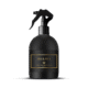 Un flacon pulvérisateur noir étiqueté "Désodorisant Textile Bellaya - Gris Montaigne Paris 250ml" avec une étiquette bordée d'or. Mode Grande taille