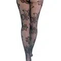 Une personne porte un collant résille noir Collants Résille Blossom avec un motif floral, montré de dos sur un fond blanc. Mode Grande taille