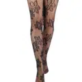 Jambes portant des collants Résille Blossom en résille noire avec un motif floral, posant avec une jambe croisée devant l'autre. Mode Grande taille