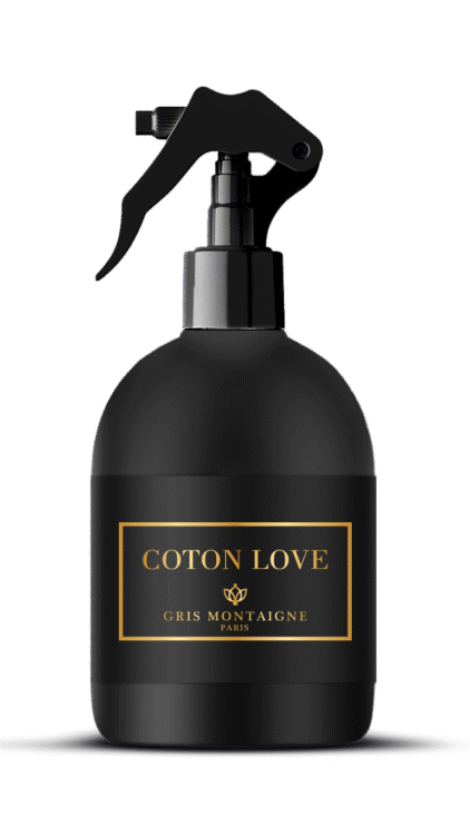 Désodorisant Textile Coton Love - Gris Montaigne Paris 250ml dans un flacon pulvérisateur noir avec des accents dorés, présenté sur un fond blanc. Mode Grande taille