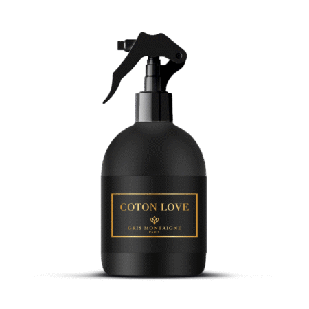 Désodorisant Textile Coton Love - Gris Montaigne Paris 250ml dans un flacon pulvérisateur noir avec des accents dorés, présenté sur un fond blanc. Mode Grande taille