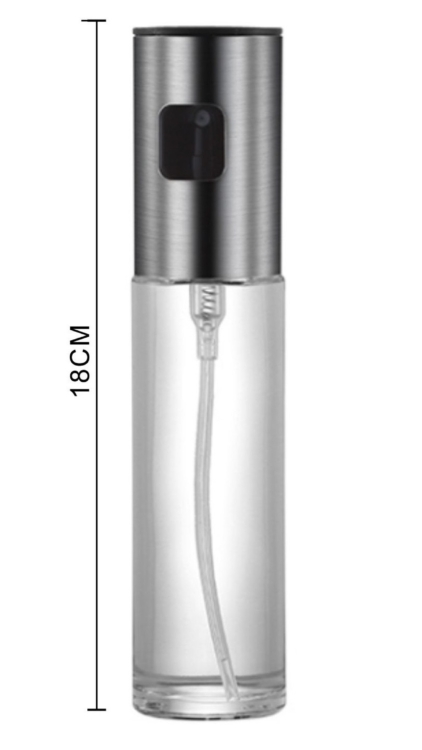 Le pulvérisateur d'huile Pulvérisateur est doté d'un bouchon en acier inoxydable et mesure 18 cm de haut. Il est présenté ici dans son emballage, en gros plan et en cours d'utilisation. Mode Grande taille