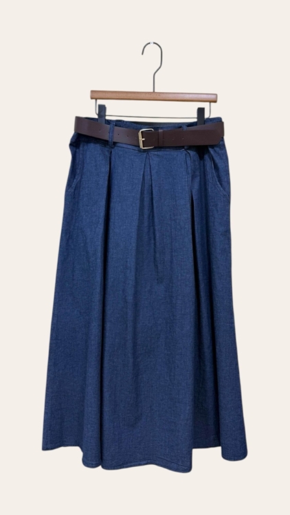 Jupe culotte en denim détail boutons, présentée sur un cintre devant un fond uni. Mode Grande taille