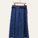 Jupe culotte en denim détail boutons, présentée sur un cintre devant un fond uni. Mode Grande taille