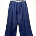 Pantalon à jambes larges avec boutons décoratifs et ceinture élastique, présenté sur un cintre sur fond blanc. Mode Grande taille