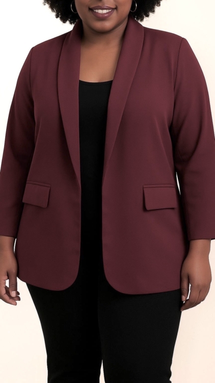 Le modèle porte le Blazer ouvert en bordeaux sur un top et un pantalon noirs, sur un fond uni. Mode Grande taille