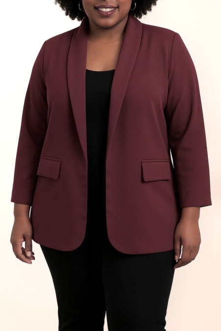 Le modèle porte le Blazer ouvert en bordeaux sur un top et un pantalon noirs, sur un fond uni. Mode Grande taille