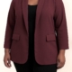 Le modèle porte le Blazer ouvert en bordeaux sur un top et un pantalon noirs, sur un fond uni. Mode Grande taille