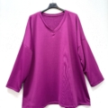 Un maillot Tunique sweat col V en magenta à manches longues et coupe ample est présenté sur un cintre noir sur fond blanc. Mode Grande taille