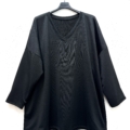 Le Tunique sweat col V en jersey est une chemise noire ample à manches longues et col V présentée sur un cintre sur un fond blanc uni. Mode Grande taille