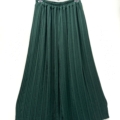 Pantalon jupe culotte plissé vert foncé à jambes larges et plis, présenté sur un cintre noir sur fond blanc uni. Mode Grande taille