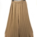 Le pantalon jupe culotte plissée, avec ses plis tan sur la jambe large, est présenté sur un cintre noir sur fond blanc uni. Mode Grande taille